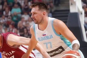 刷新纪录引发热议！，东契奇在塞尔维亚队比赛中领先优势明显再创辉煌时刻(东契奇8大纪录)